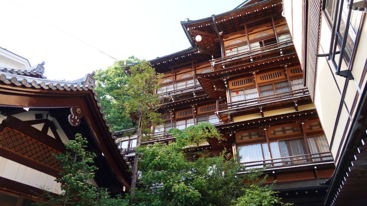 Ryokan Stays with Kids in Japan: Family Inns & Etiquette (2026)